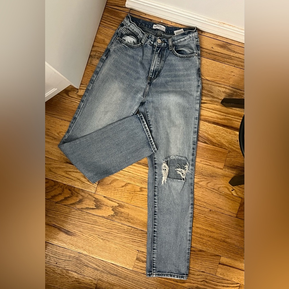 REDIAL Light Washed Jeans w Rip in Knee